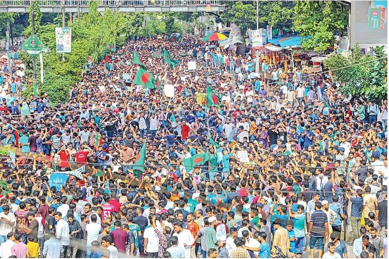 সরকারি চাকরিতে কোটাব্যবস্থা বাতিল করে সরকারের জারি করা পরিপত্র পুনর্বহালের দাবিতে আন্দোলনরত শিক্ষার্থীরা।